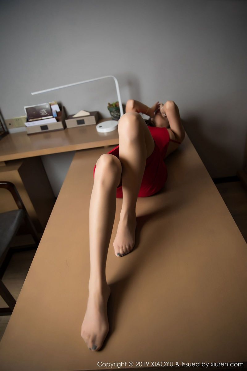 性感女神杨晨晨sugar红色吊裙丝袜美腿私房诱惑写真照片